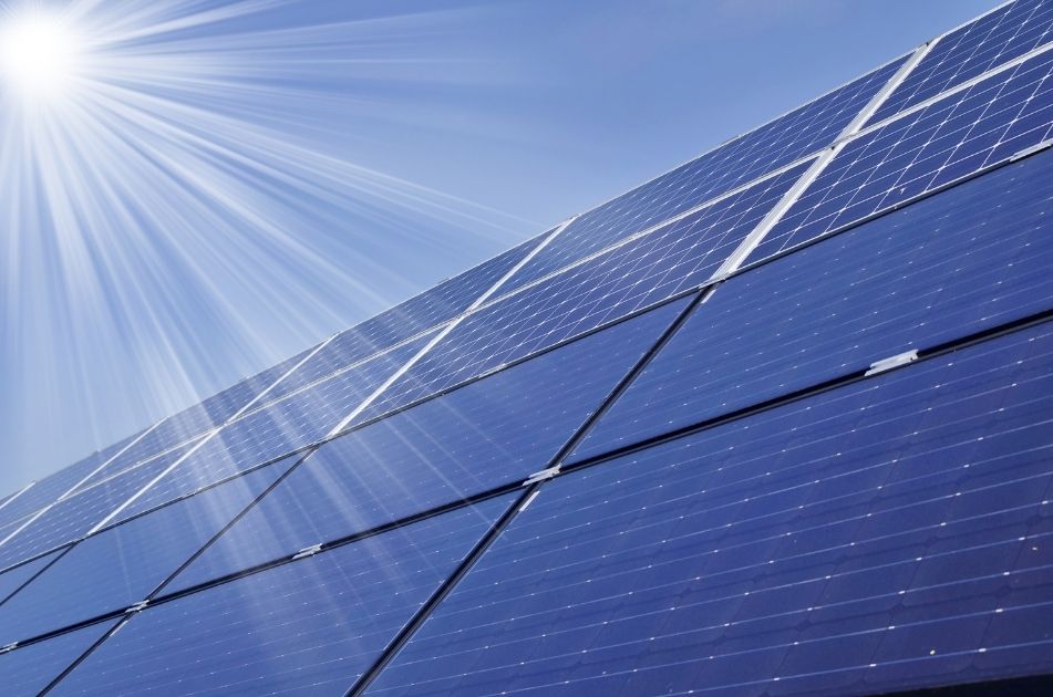 Los paneles solares son fundamentales para conseguir alojamientos sostenibles